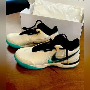 LeBron NXXT Gen AMPD - Liverpool FC edition